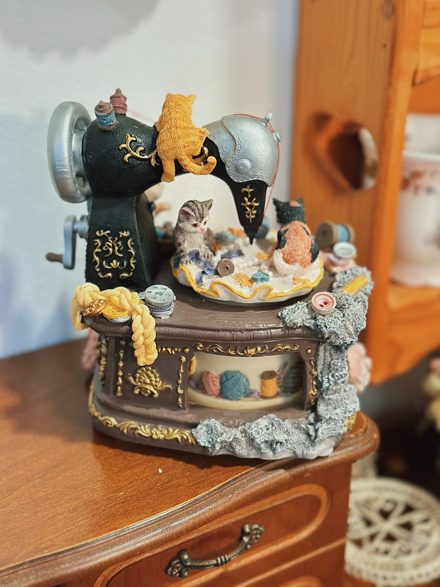 Sewing Machine & The Kittens Music Box