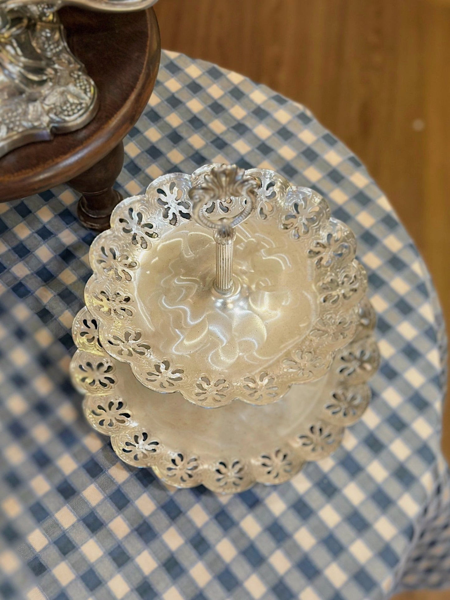 Khay bánh hai tầng màu bạc sang trọng