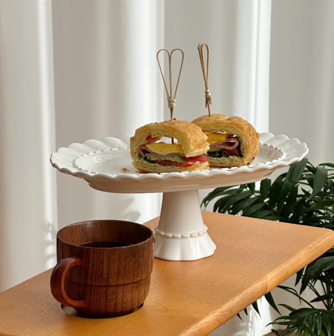 Khay bánh trắng đế cao thanh lịch