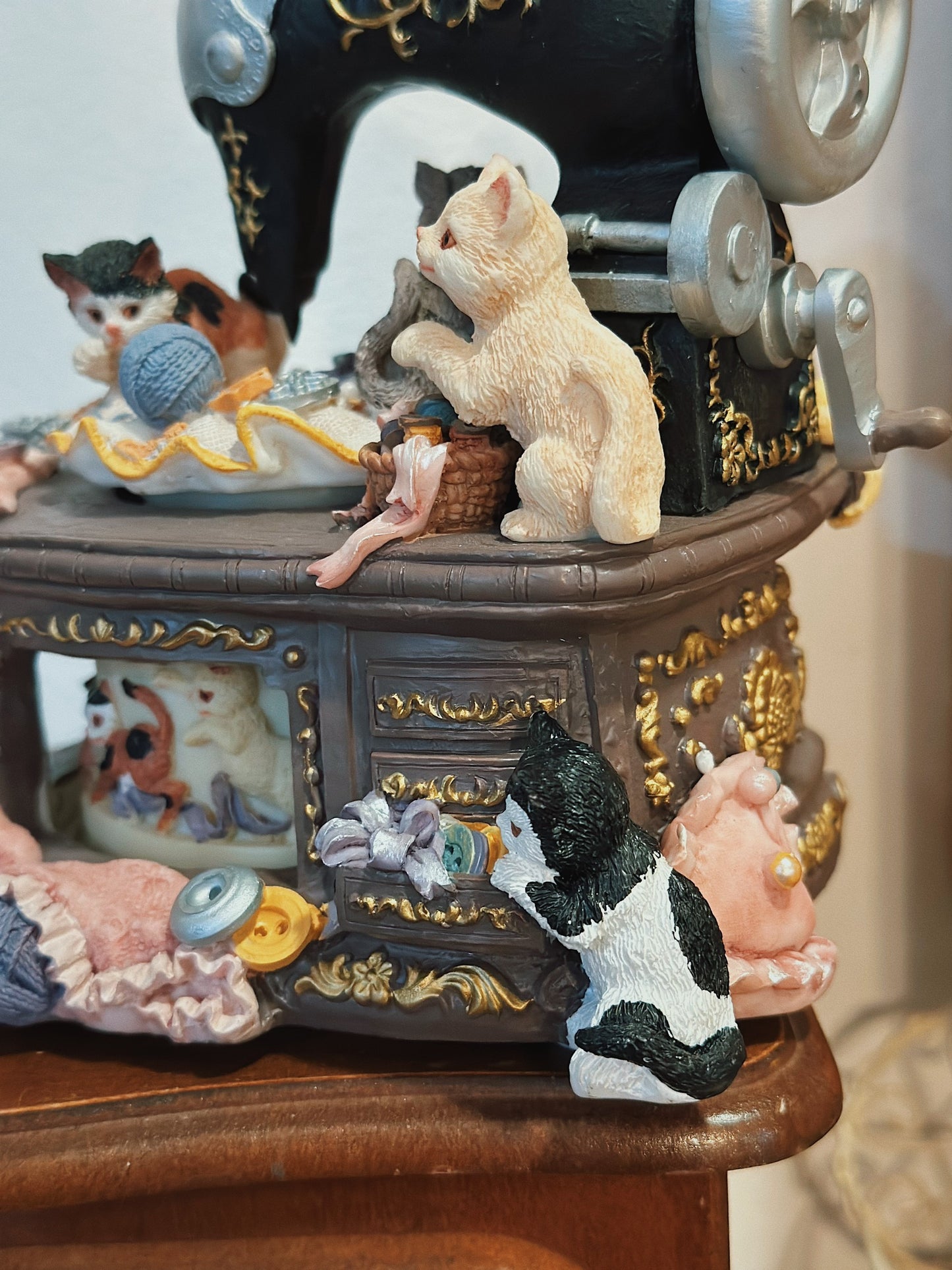 Sewing Machine & The Kittens Music Box