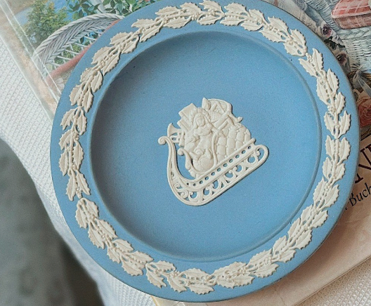 Bộ gốm WEDGWOOD JASPERWARE hoạ tiết vân nổi - BLUE & WHITE - GREEN & WHITE