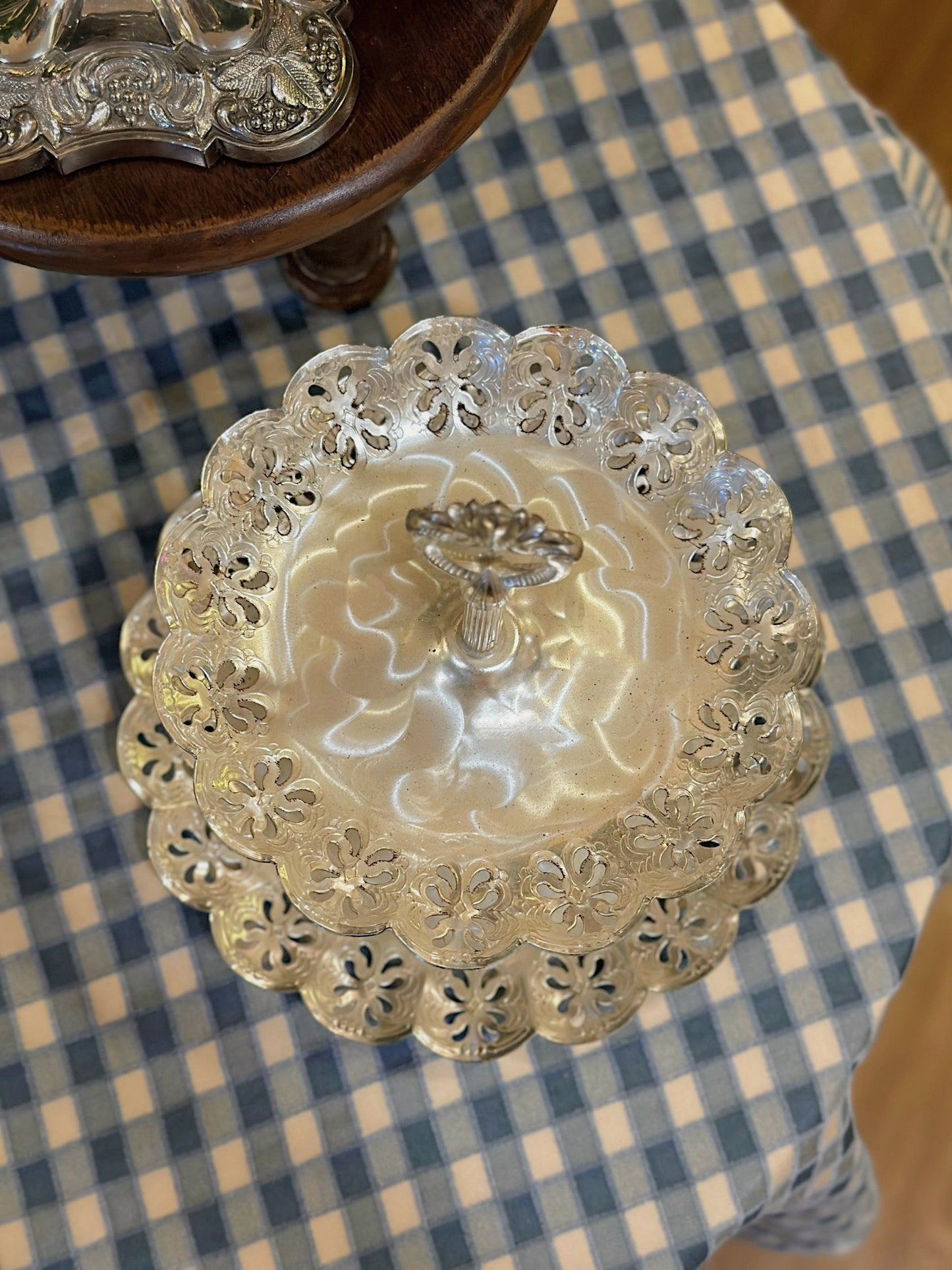 Khay bánh hai tầng màu bạc sang trọng