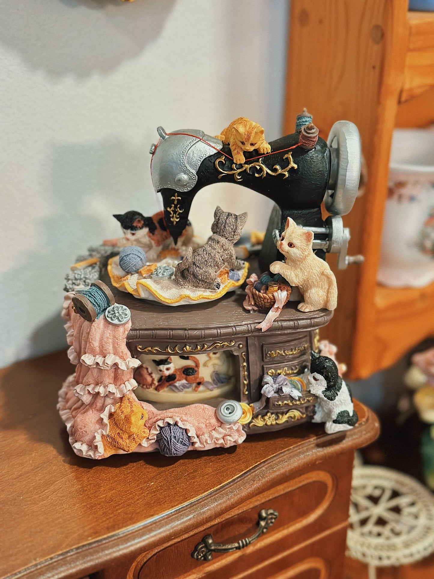 Sewing Machine & The Kittens Music Box