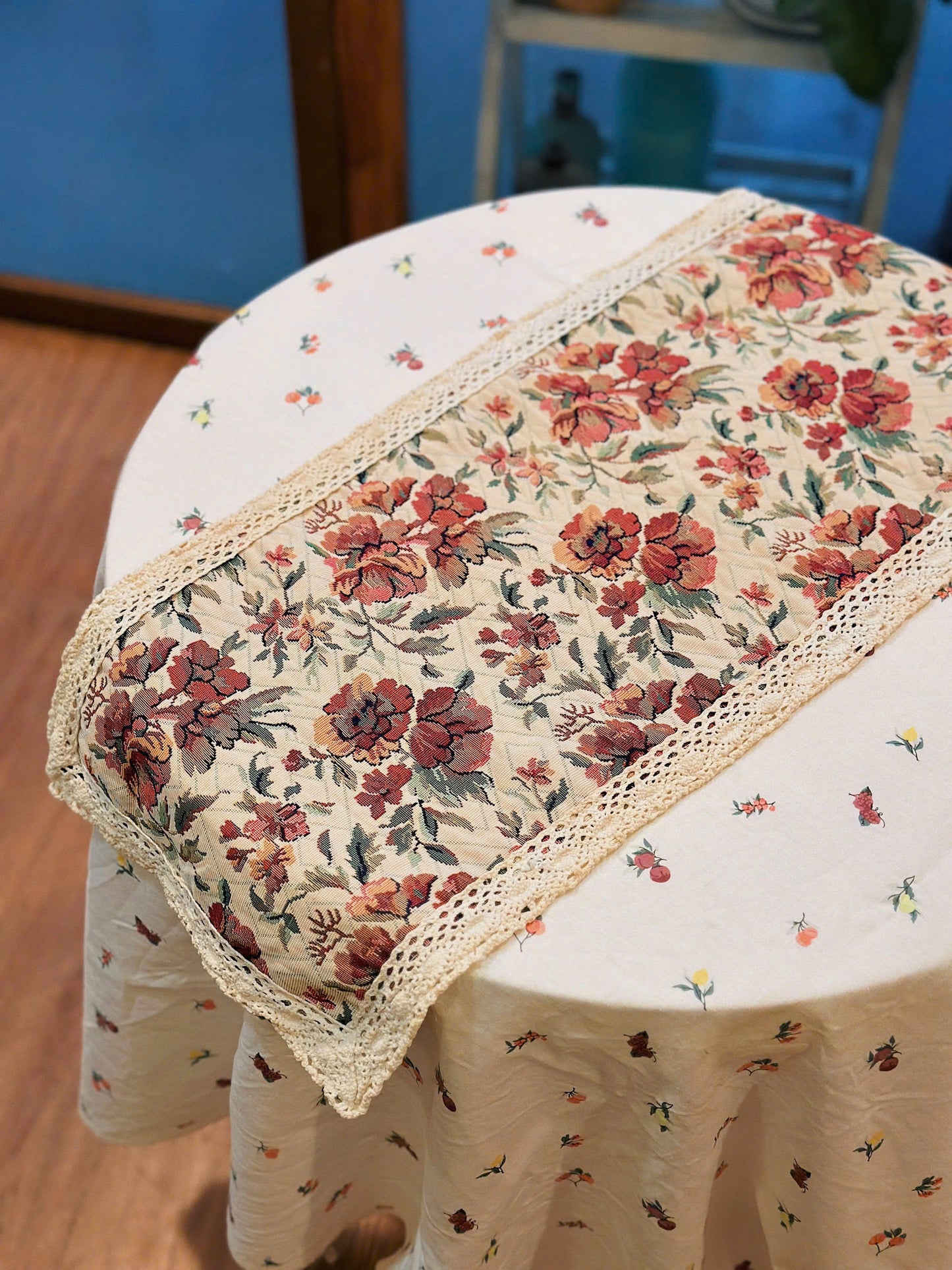 Khăn trải bàn họa tiết hoa vintage viền ren