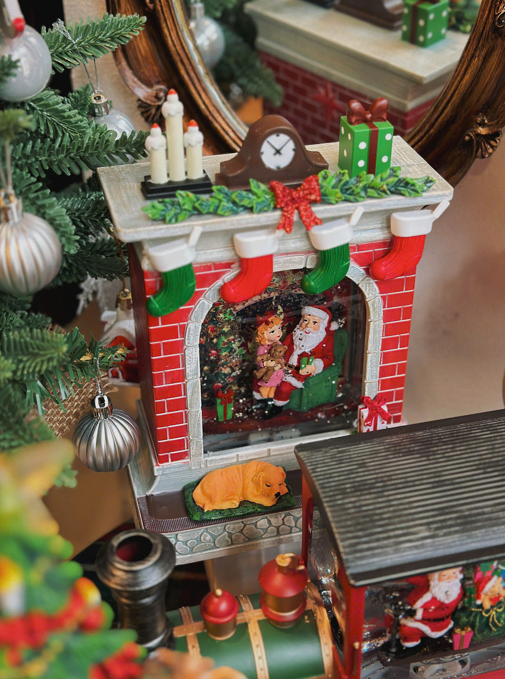 Hộp nhạc lò sưởi Santa