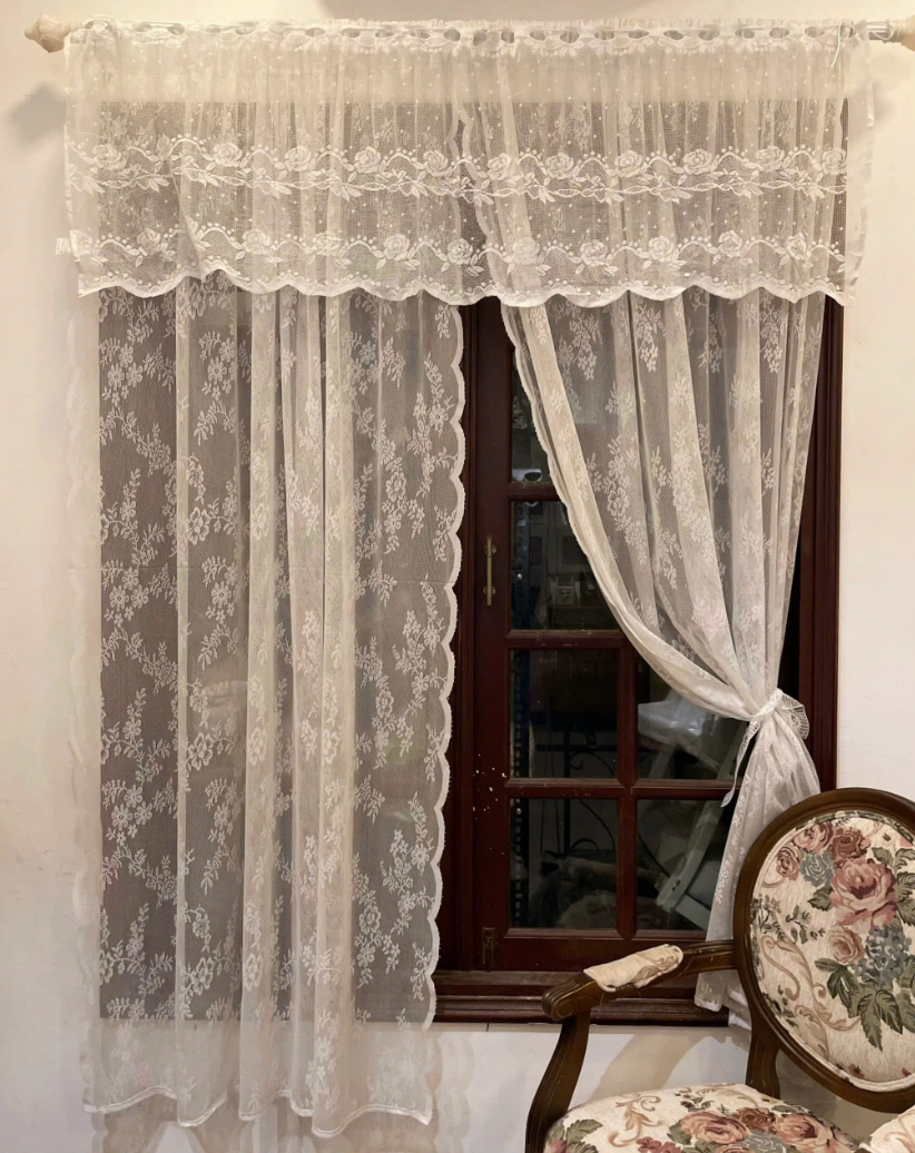 Đầu rèm cửa ren trắng hoạ tiết hoa hồng