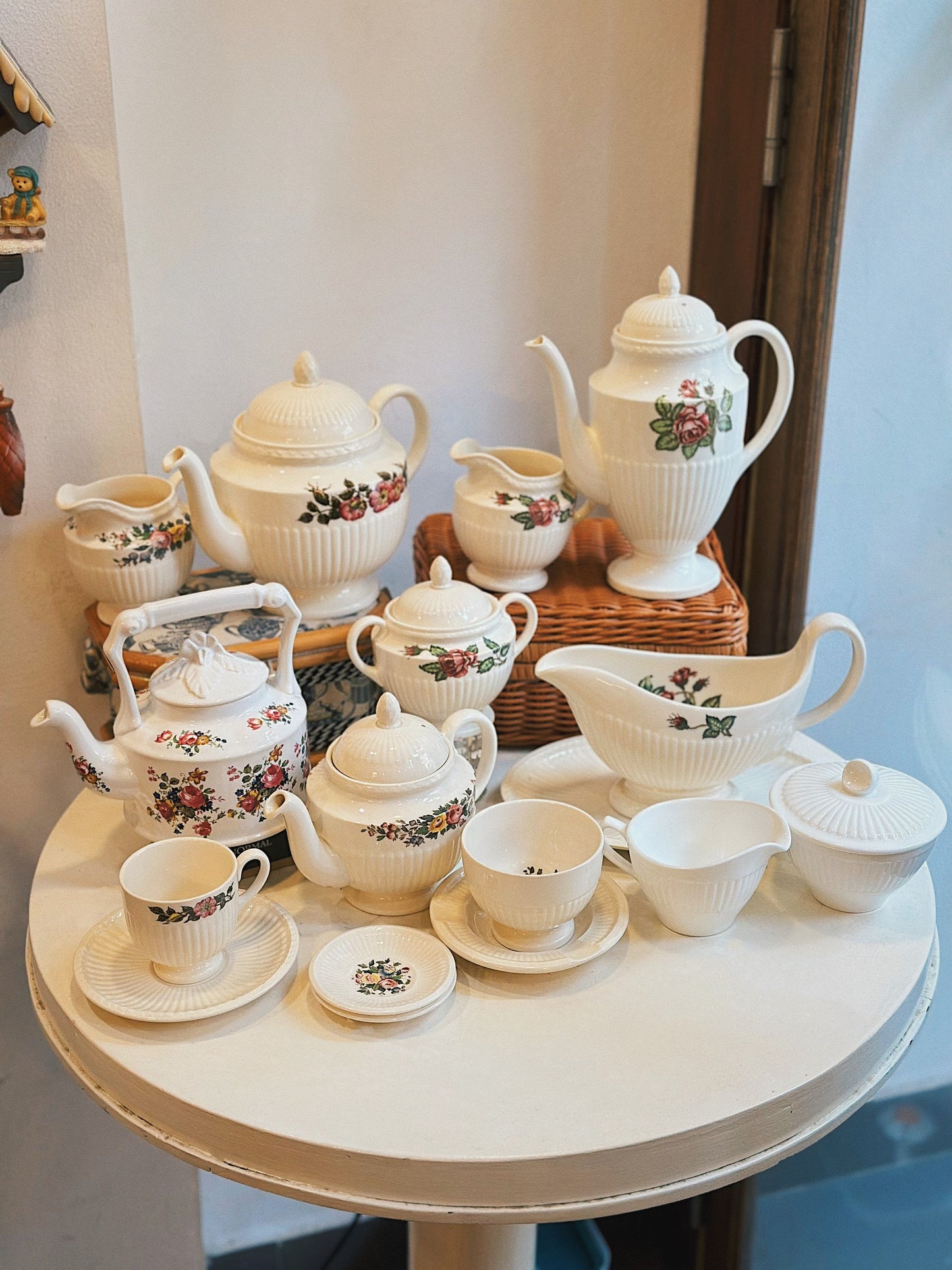 Bộ trà Wedgwood màu trắng họa tiết hoa cổ điển ✨