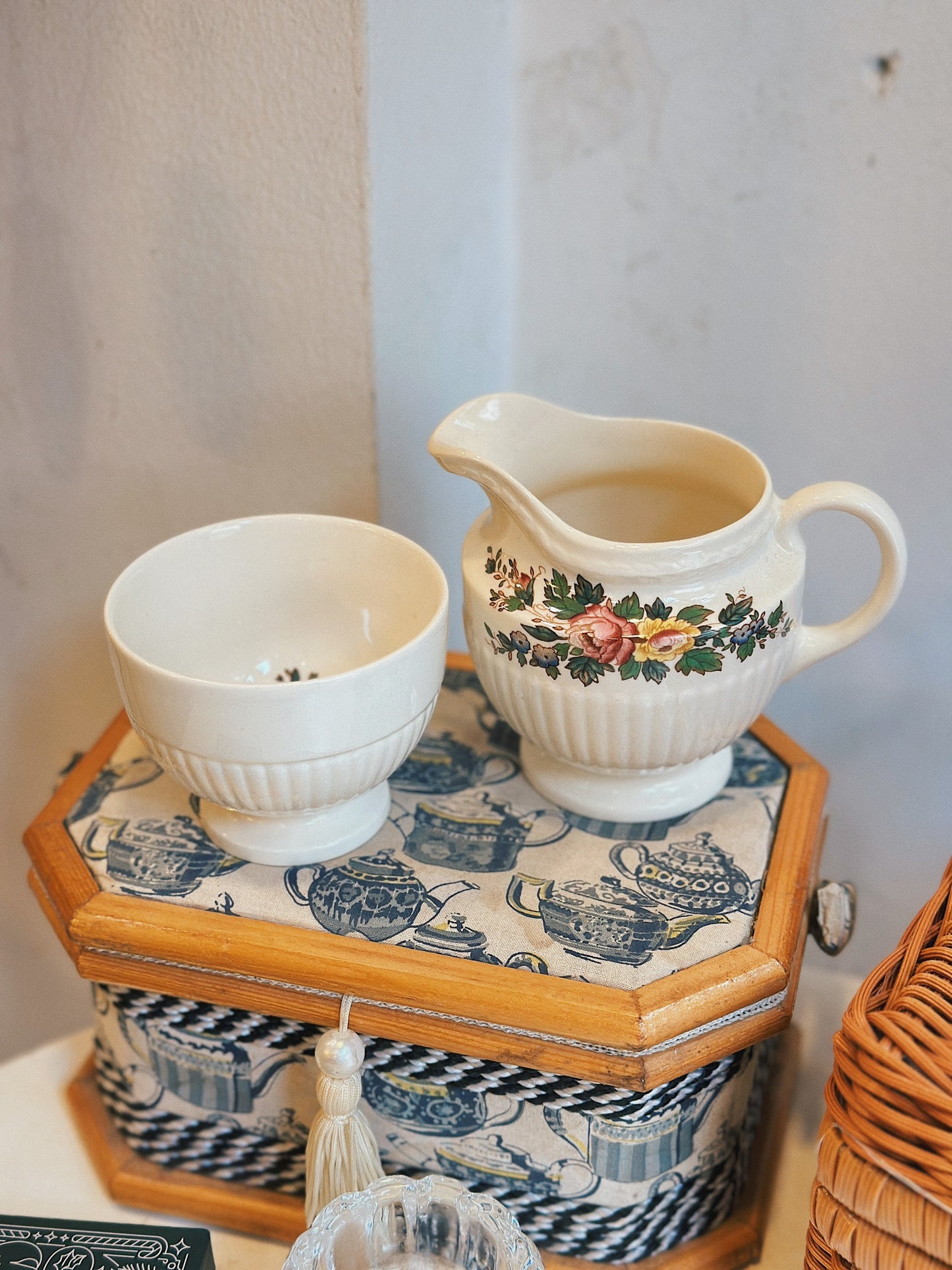 Bộ trà Wedgwood màu trắng họa tiết hoa cổ điển ✨