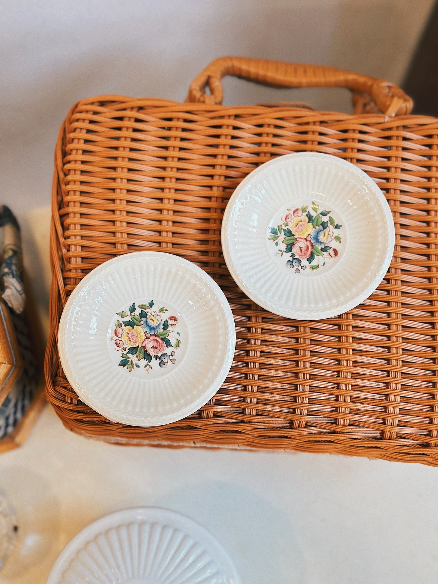 Bộ trà Wedgwood màu trắng họa tiết hoa cổ điển ✨