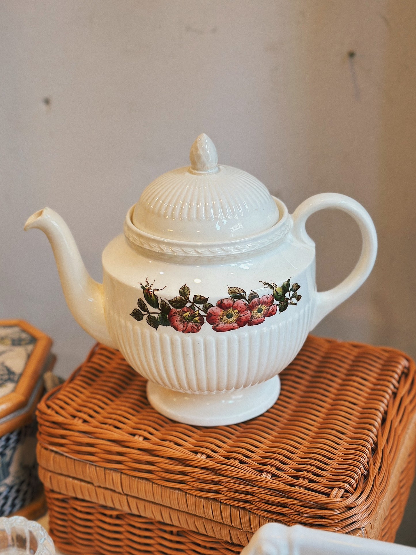 Ấm trà màu trắng ngà xinh xắn - Wedgwood Briar Rose