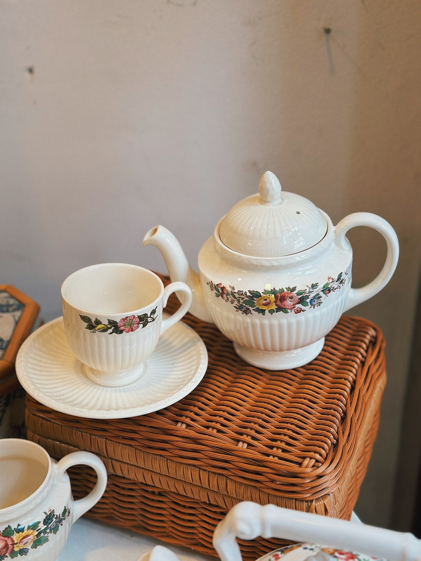 Bộ trà Wedgwood màu trắng họa tiết hoa cổ điển ✨