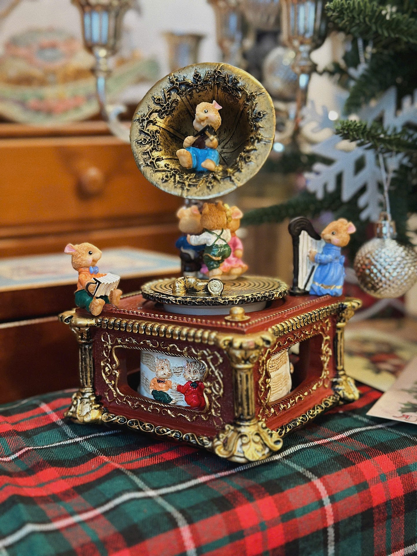 Vintage Style Vinyl Record Player with 6 Little Mice Music Book