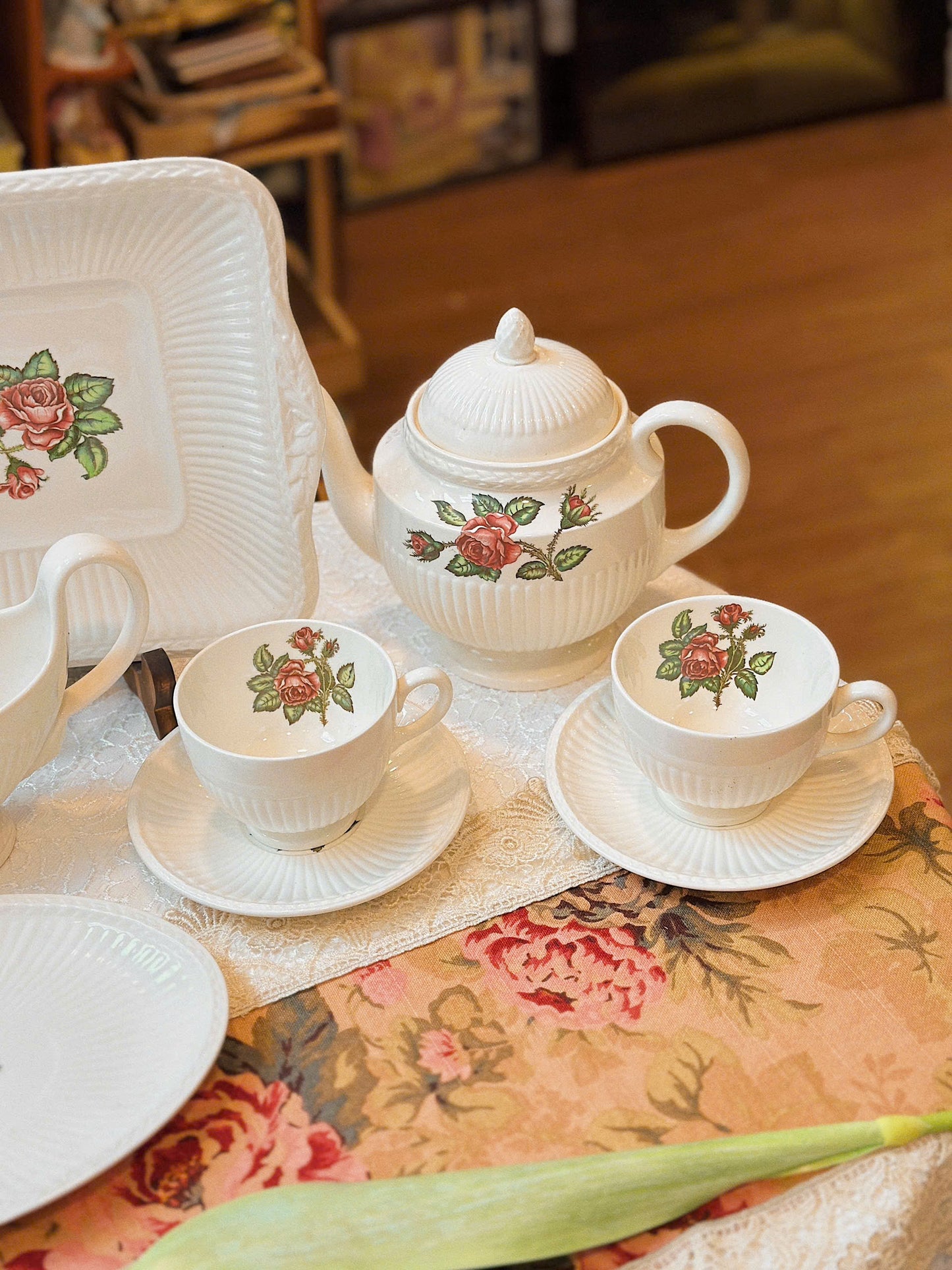 Bộ trà gốm sứ trắng họa tiết hoa Moss Rose xinh xắn - Wedgwood ✨