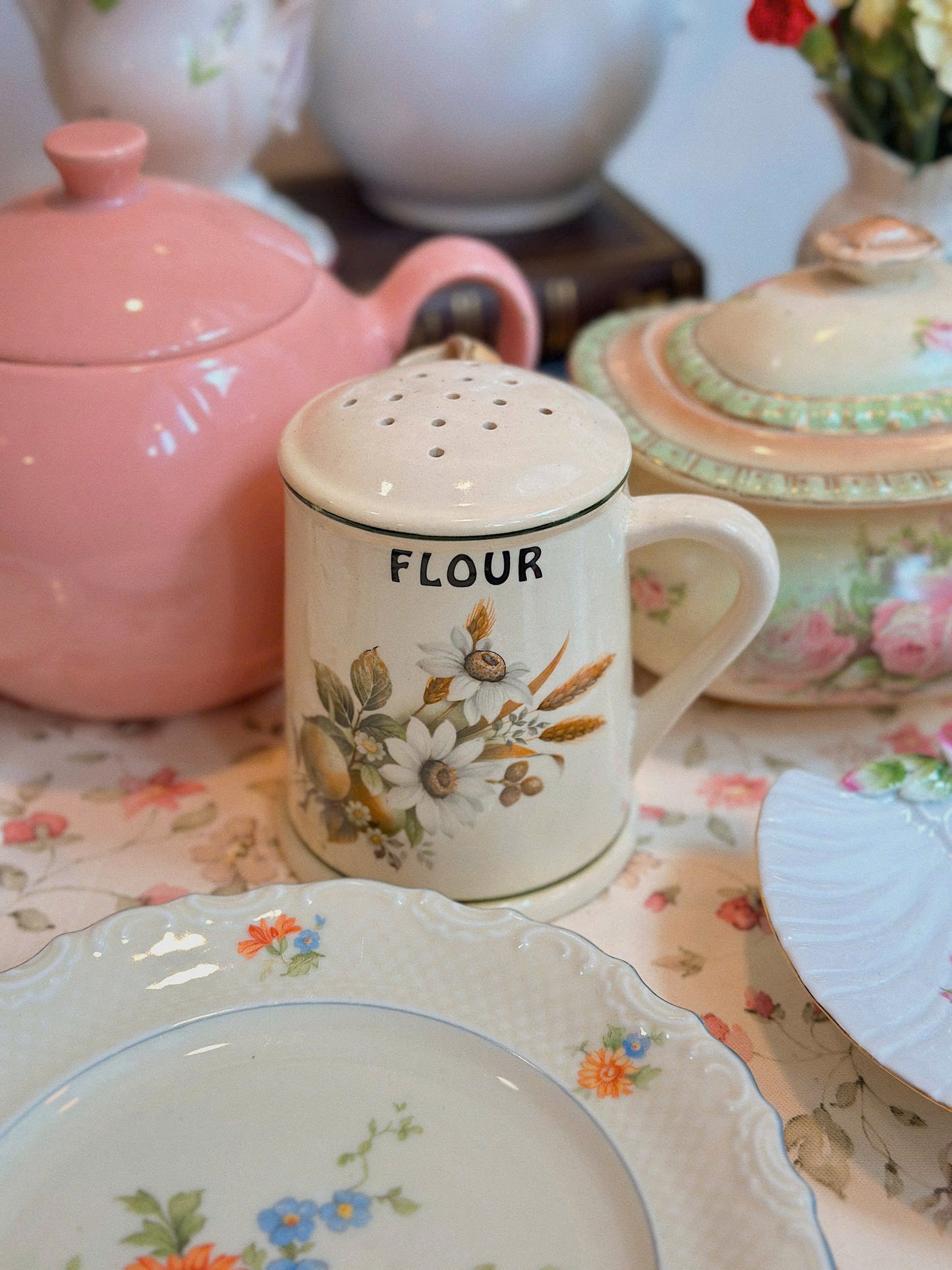 Bình rắc bột hoạ tiết hoa - Brixham Pottery