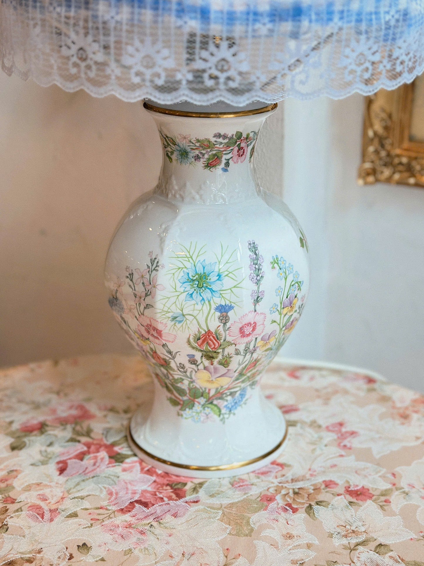 Đèn để bàn hoạ tiết vườn hoa - Aynsley Wild Tudor