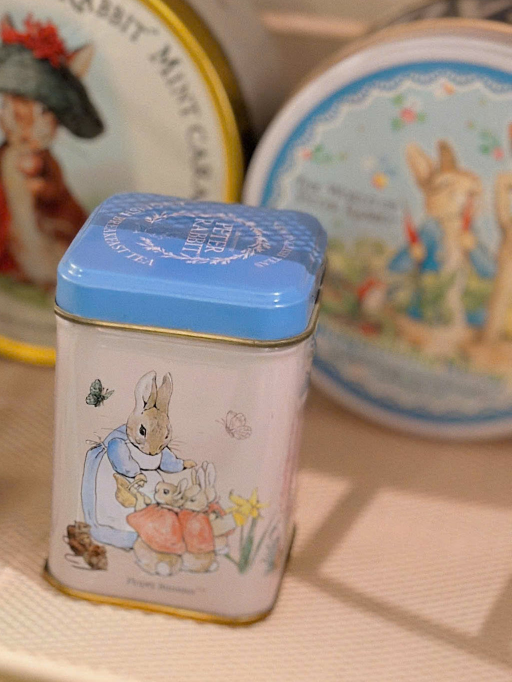 Hộp thiếc đựng trà/ ống heo Peter Rabbit