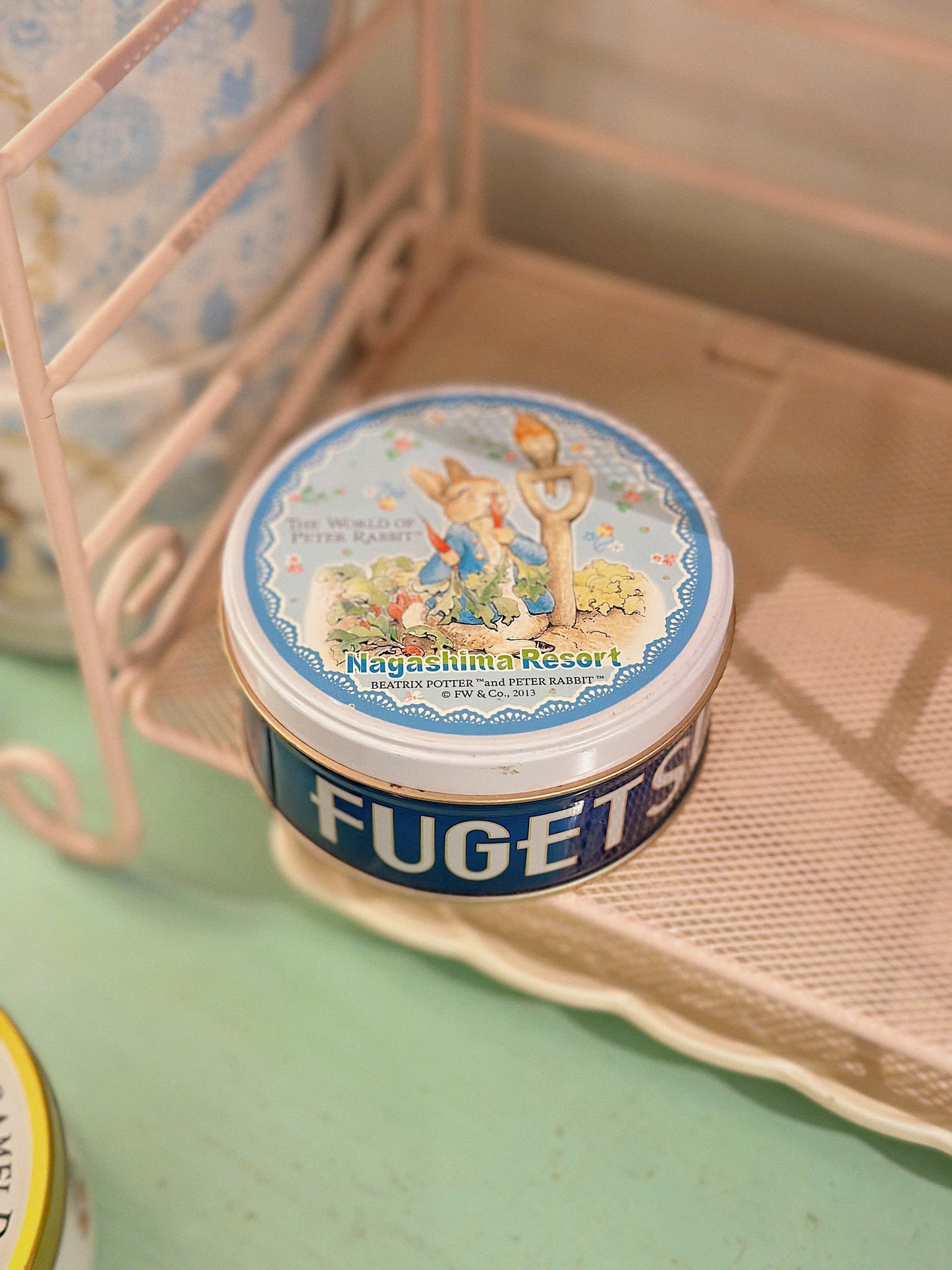 Hộp thiếc đựng trà/ ống heo Peter Rabbit