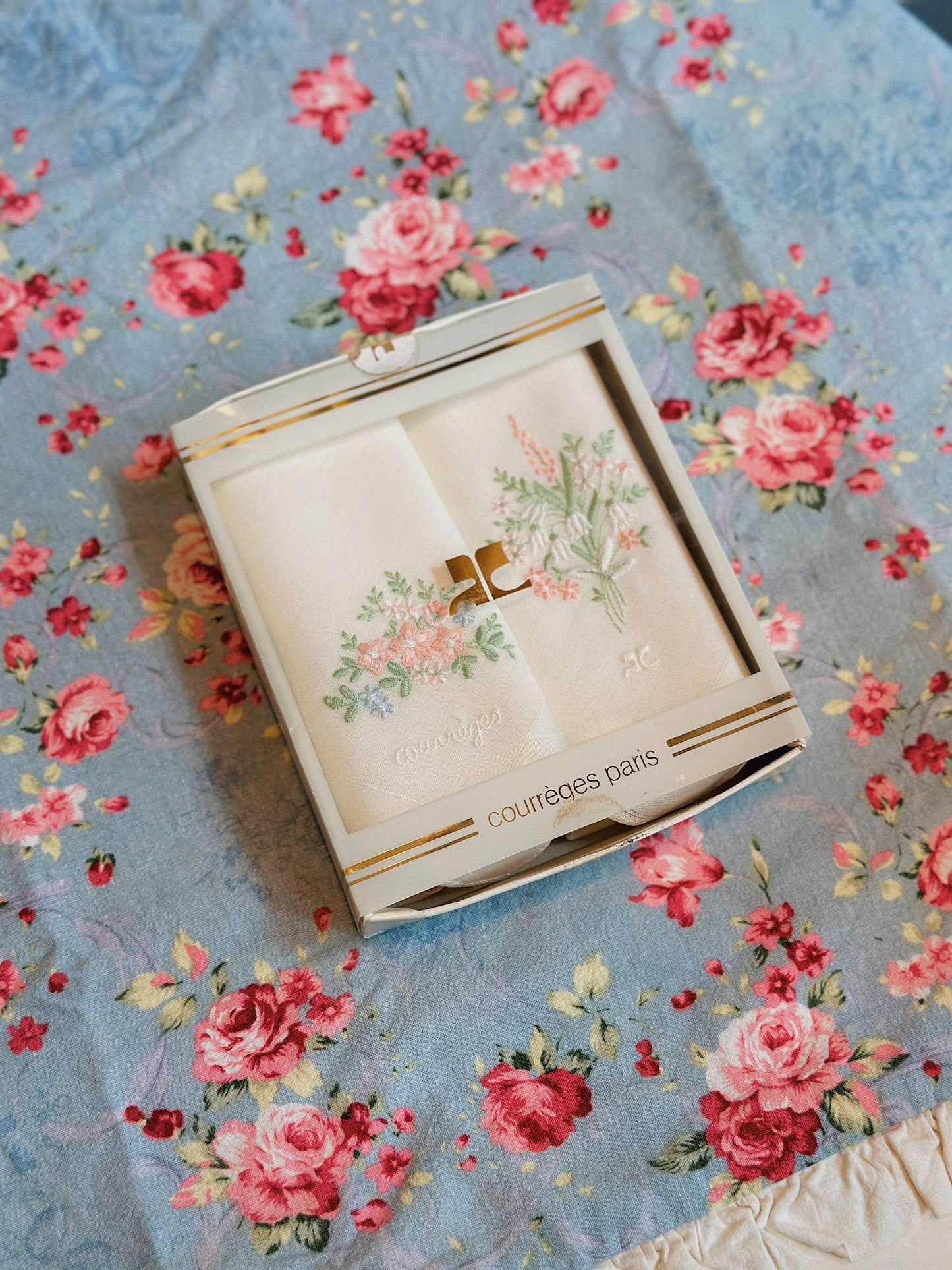 Set khăn lót hoa thêu - Courrèges Paris