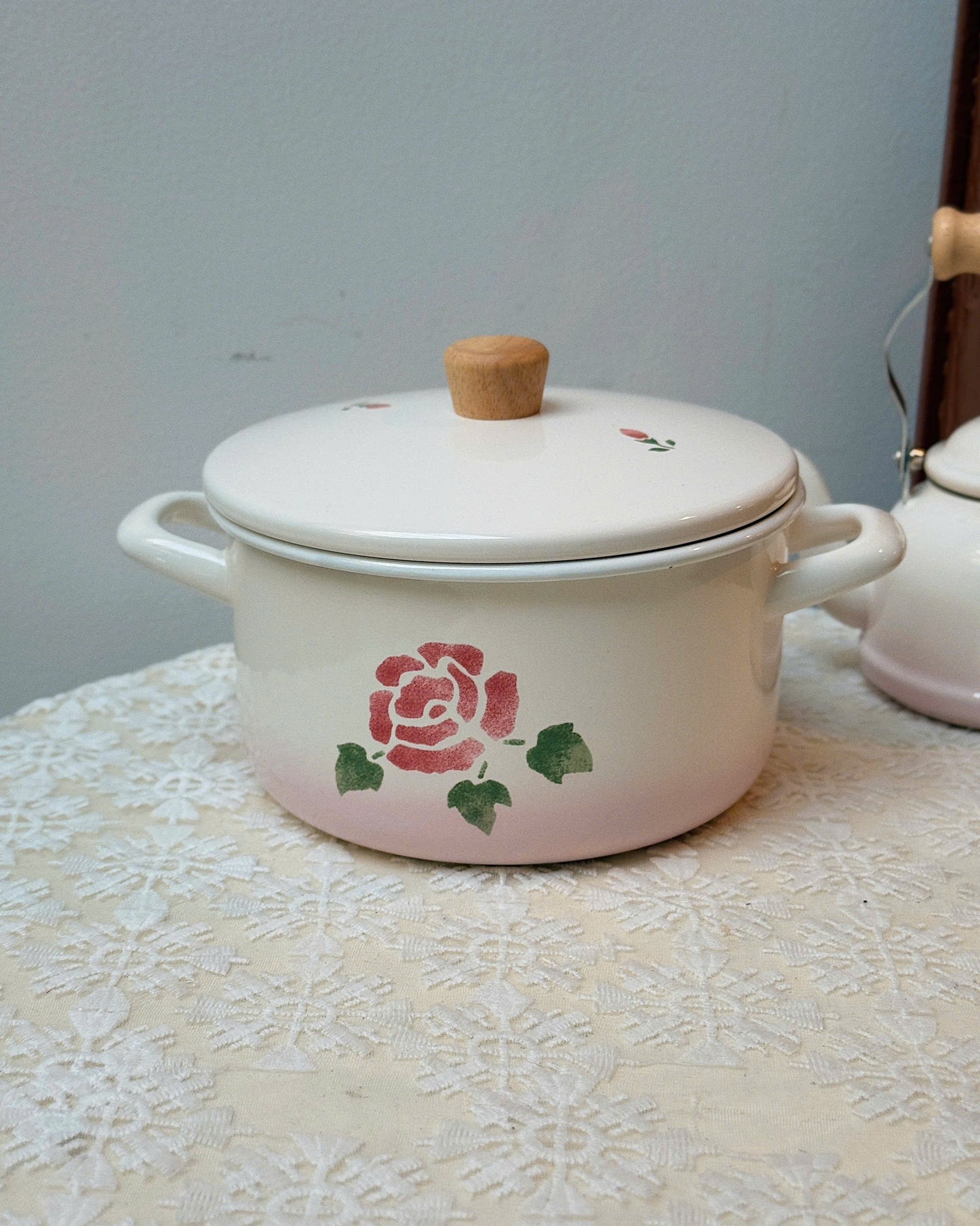 Many Rose Pattern Enamel Pot