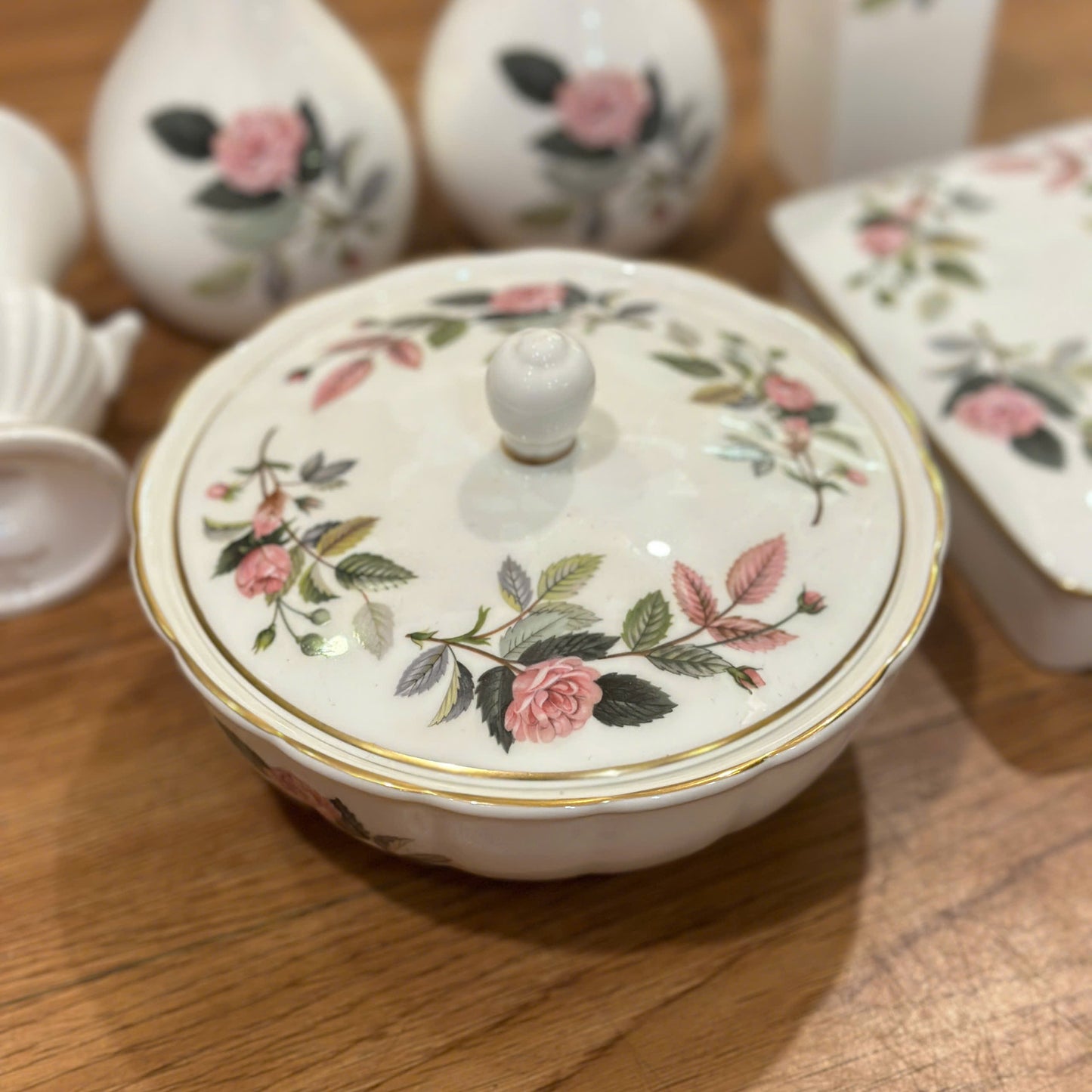 Set đồ sứ họa tiết hoa hồng sang trọng - WEDGWOOD HATHAWAY ROSE