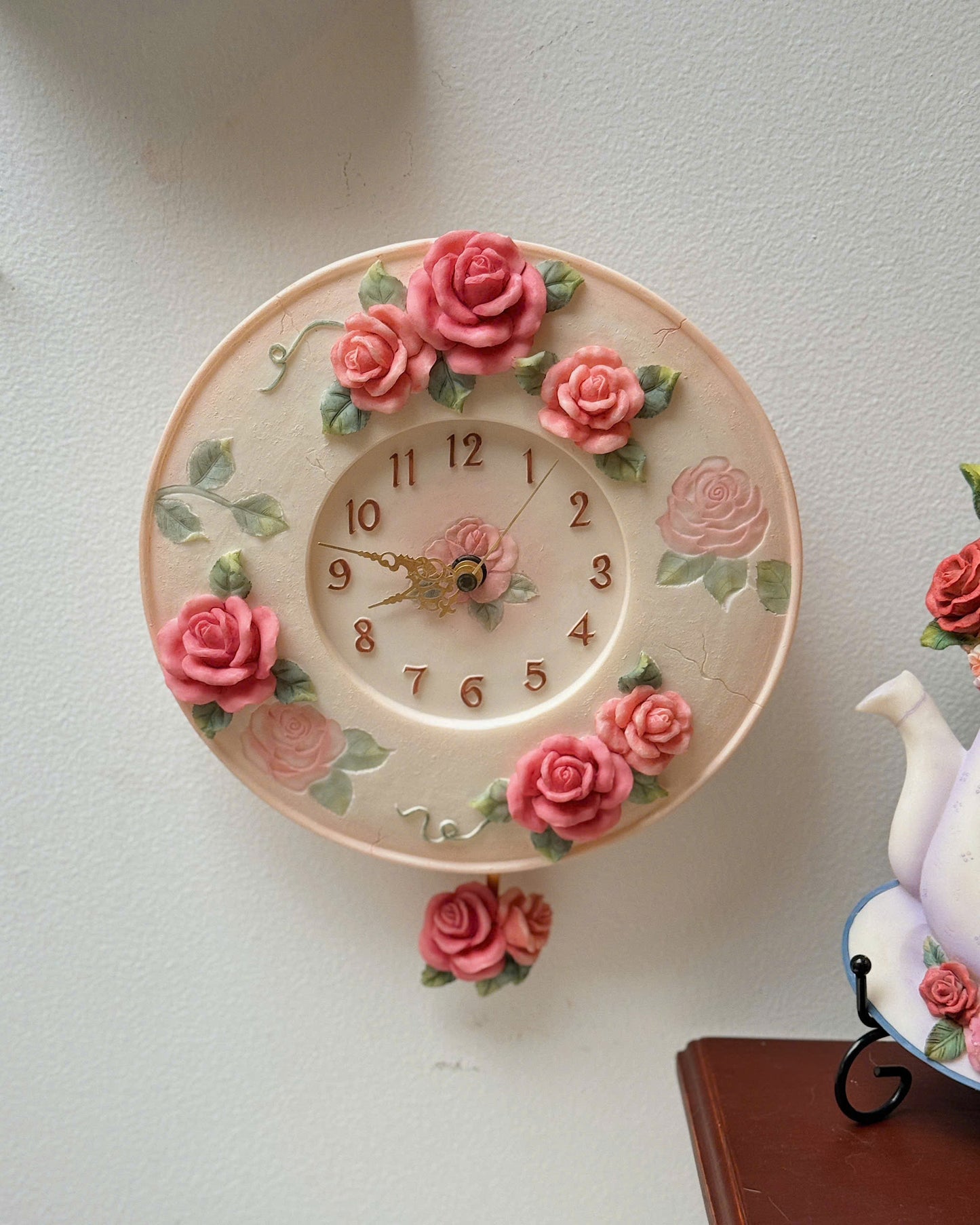 Vintage Pinkie Roses Clock