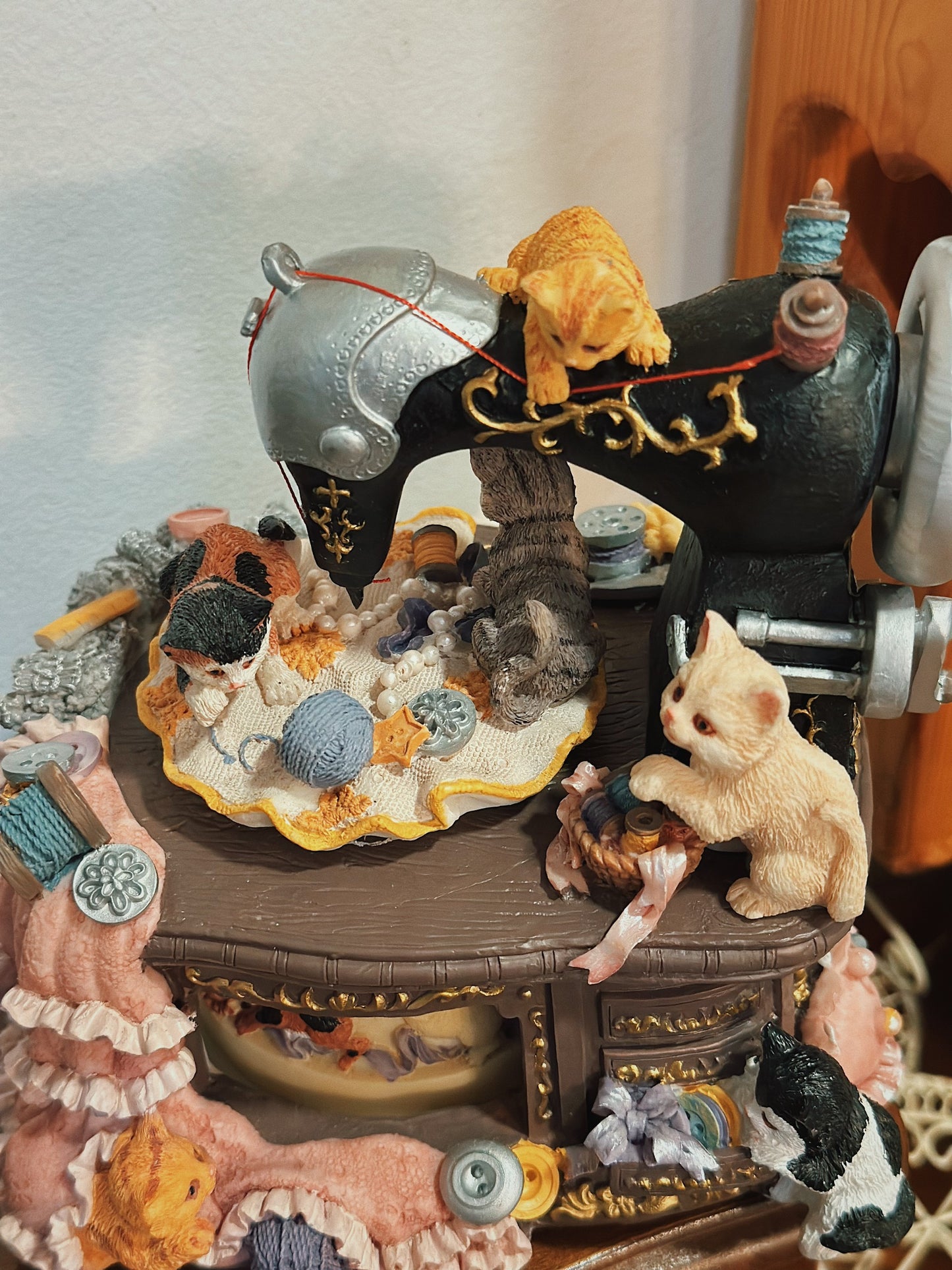 Sewing Machine & The Kittens Music Box
