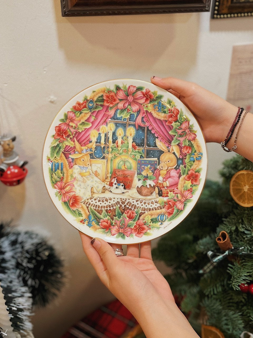 Dĩa Giáng Sinh Collectible Christmas Plate by Royal Albert | Season’s Greetings | 8” Bone China Collectable Plate