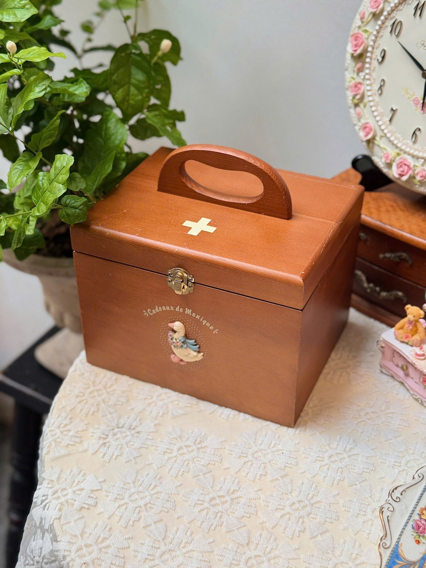 Cadeaux de Monique First Aid Wooden Box