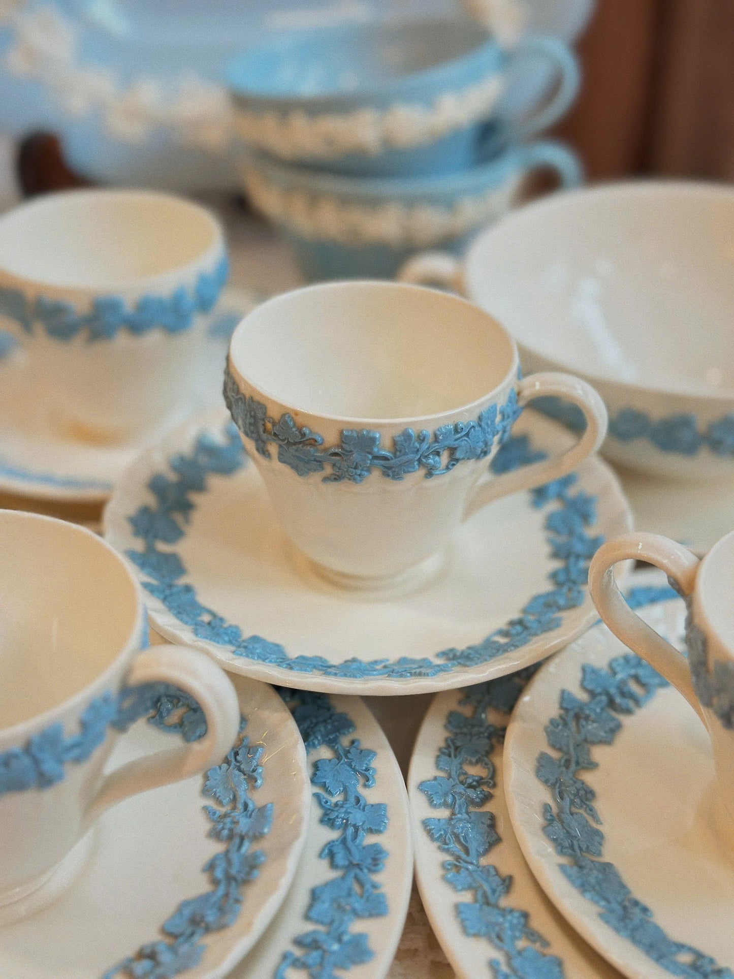 Set tách trắng xanh viền hoa nổi - Wedgwood Queen's Ware