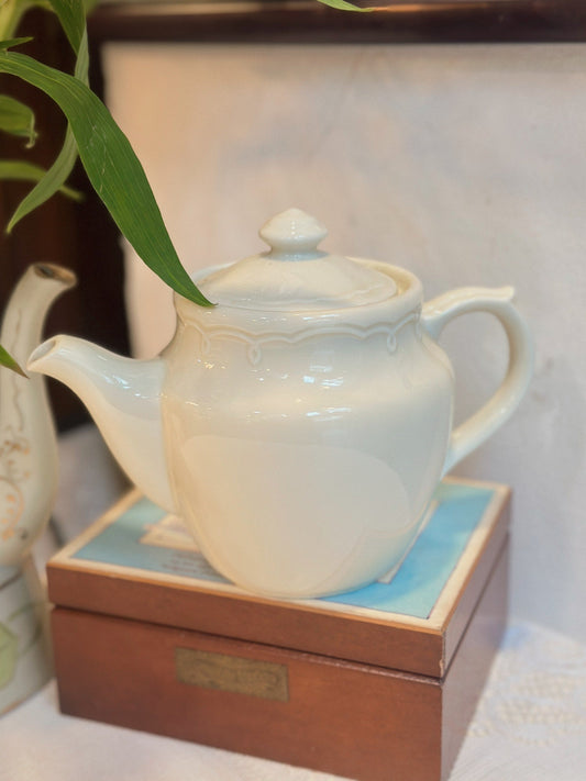 Ấm trà trắng phong cách cổ điển - MEISTER HAND by IBUKI ✨