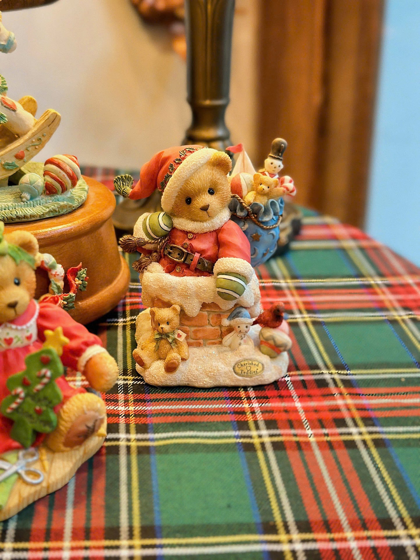 Tượng bé gấu Kris "Up On The Rooftop" - Cherished Teddies