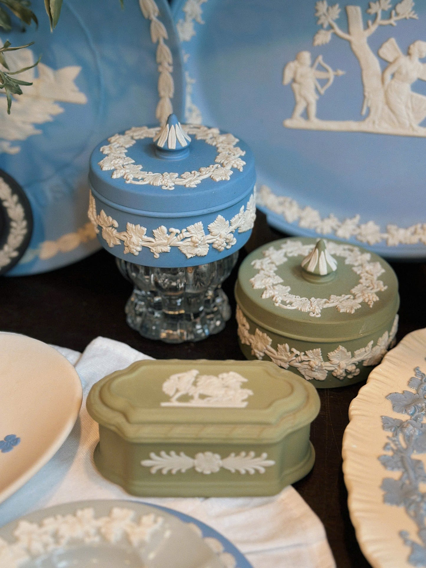 Bộ gốm WEDGWOOD JASPERWARE hoạ tiết vân nổi - BLUE & WHITE - GREEN & WHITE