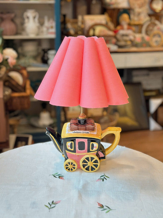 Đèn ấm "Pots Of Fun" - "Coach & Pour" by Bob Hersey