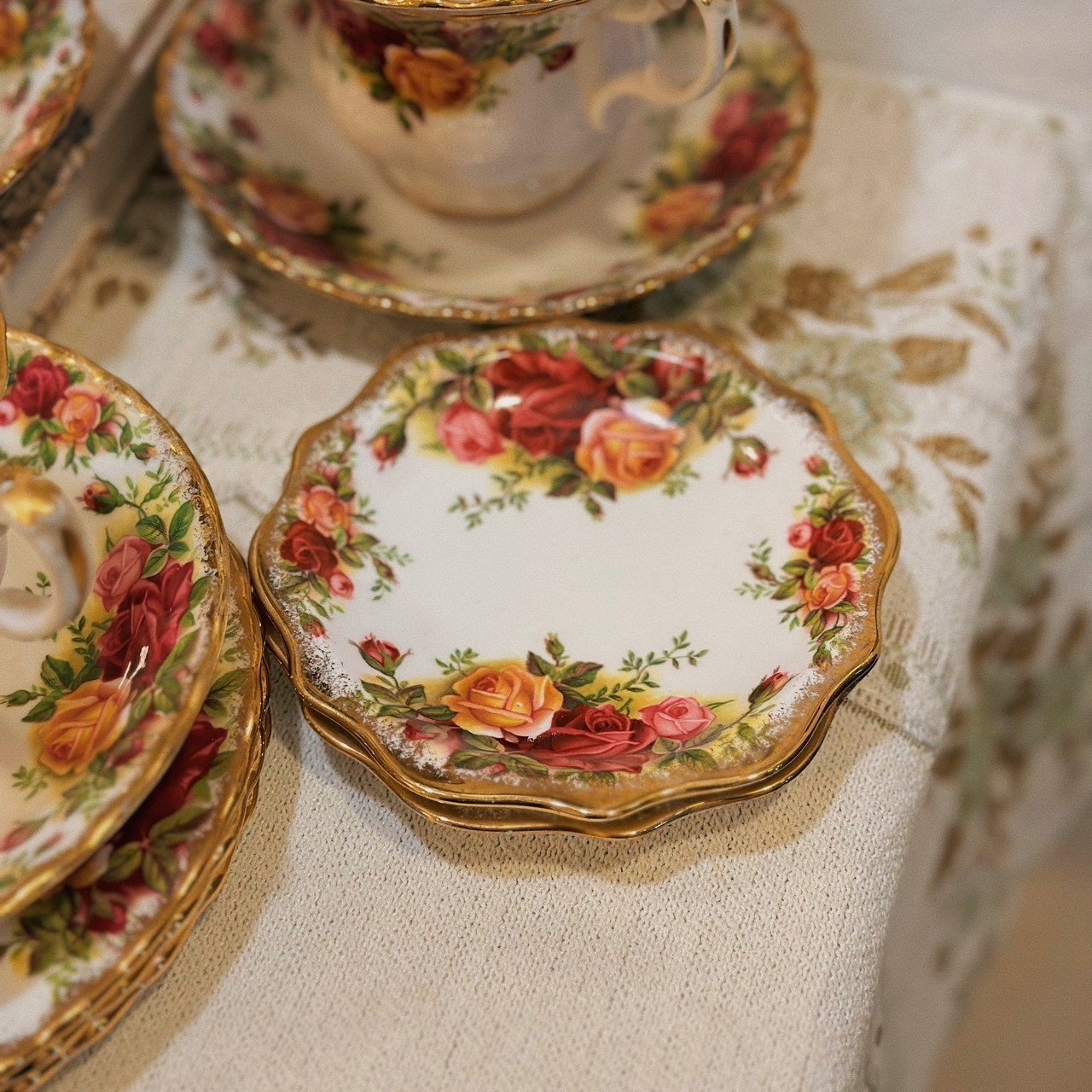 Bộ tách trà hoa hoạ tiết cổ điển Royal Albert 🌸