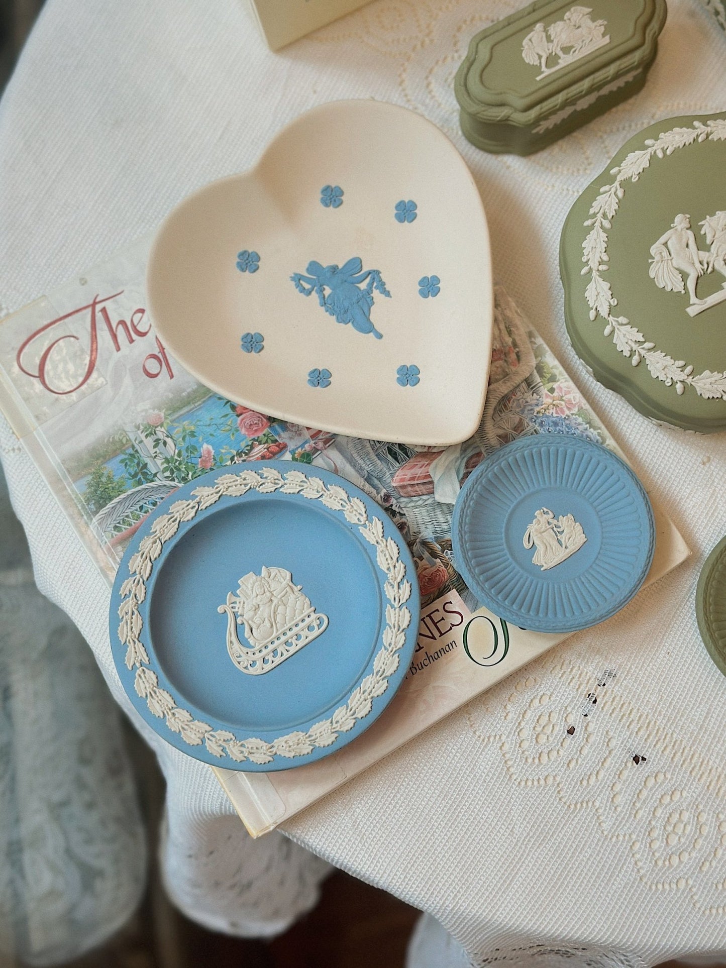 Bộ gốm WEDGWOOD JASPERWARE hoạ tiết vân nổi - BLUE & WHITE - GREEN & WHITE