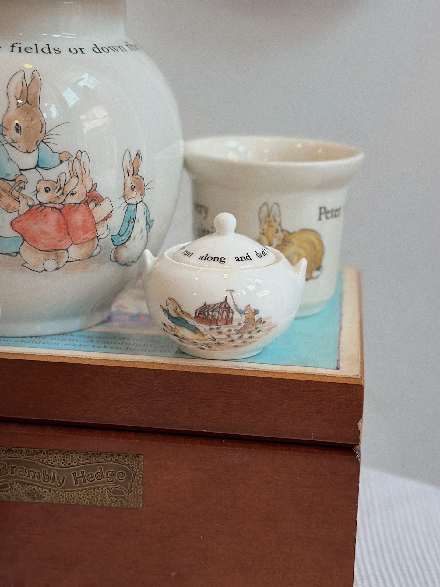 Bộ tách trà, ấm, khay bánh họa tiết Peter Rabbit - Wedgwood✨