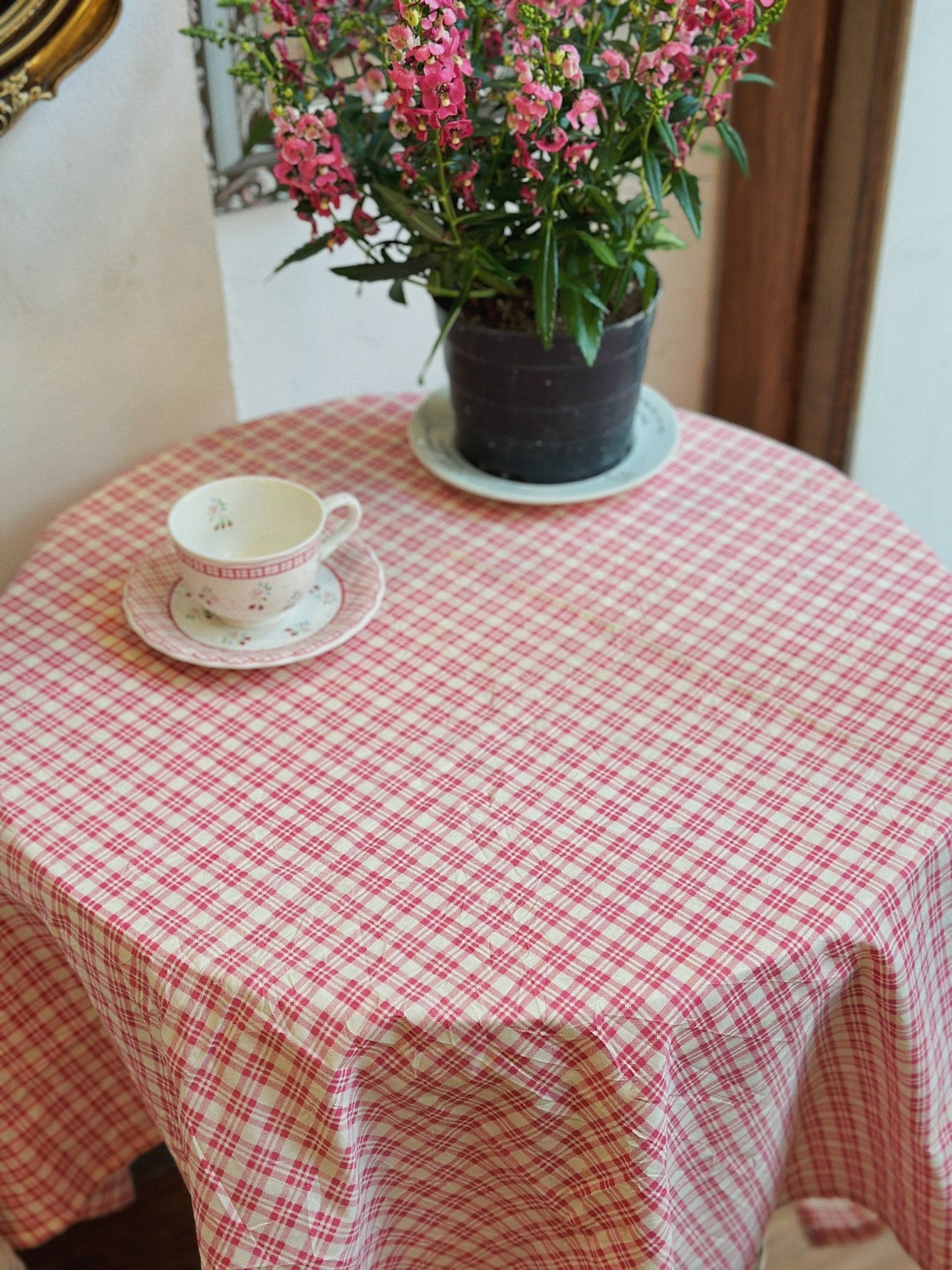 Khăn trải bàn sọc caro trắng hồng