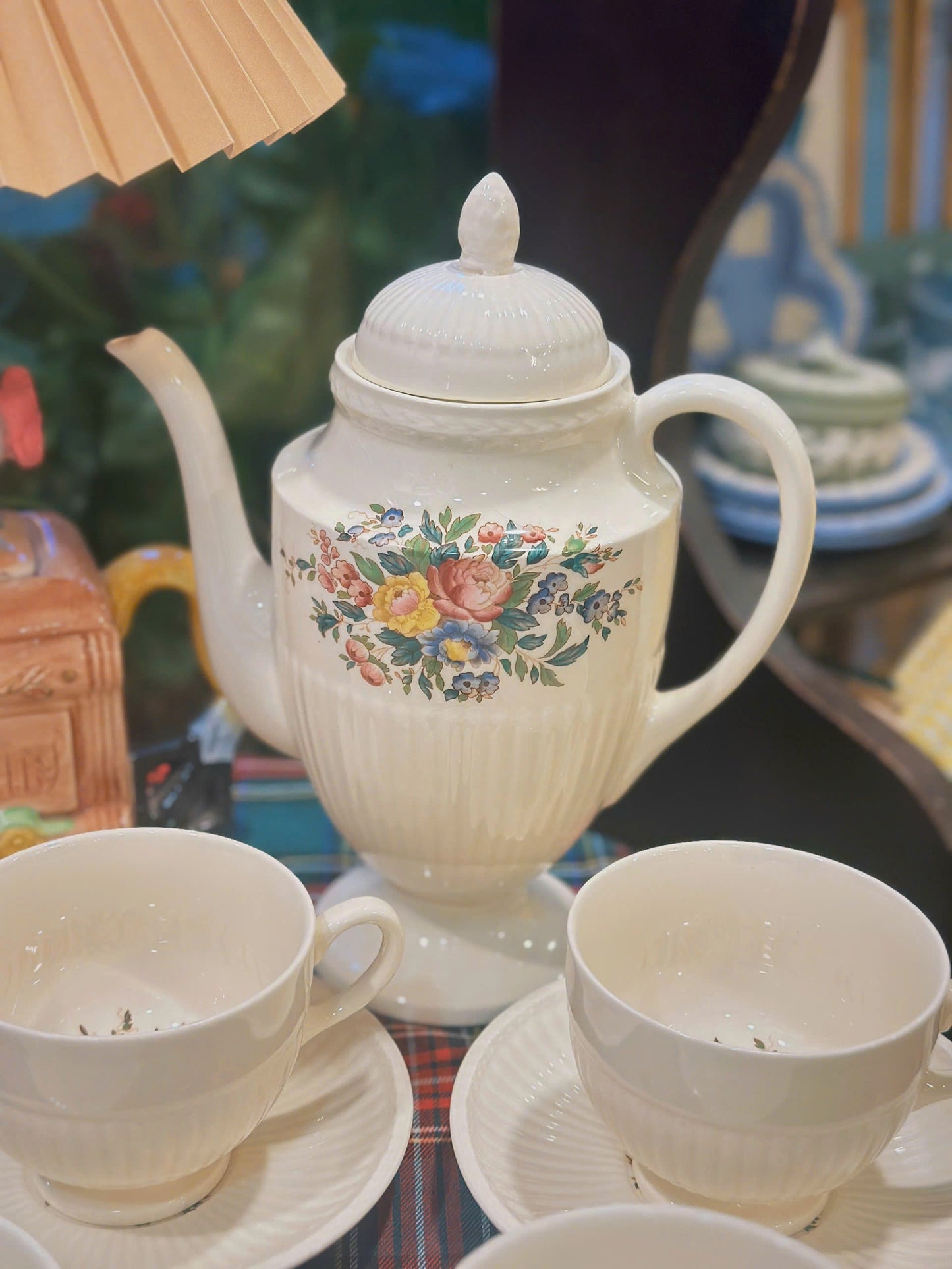 Bộ ấm và tách trà gốm sứ màu trắng họa tiết hoa xinh xắn - Wedgwood✨