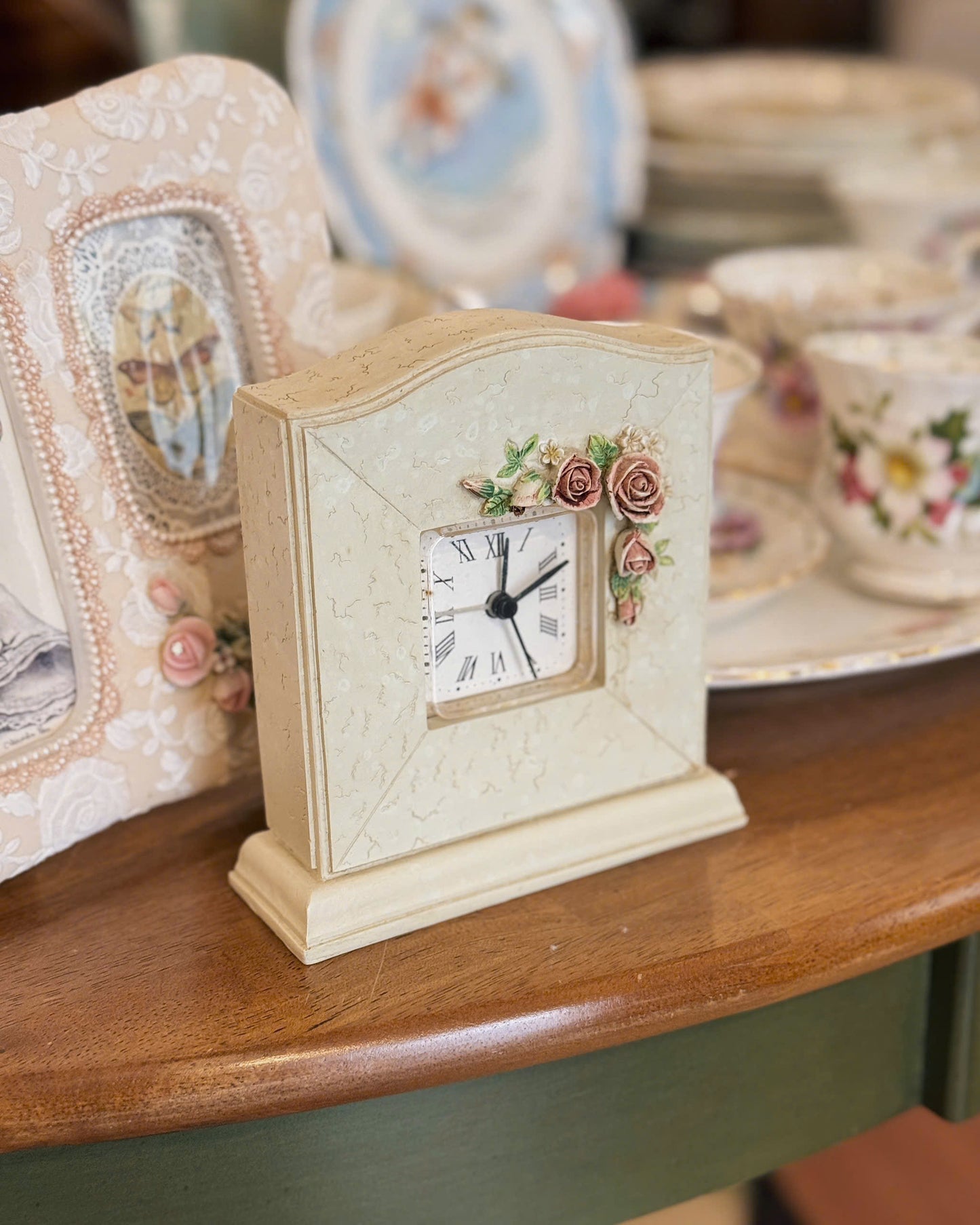 Vintage Roses Mini Clock